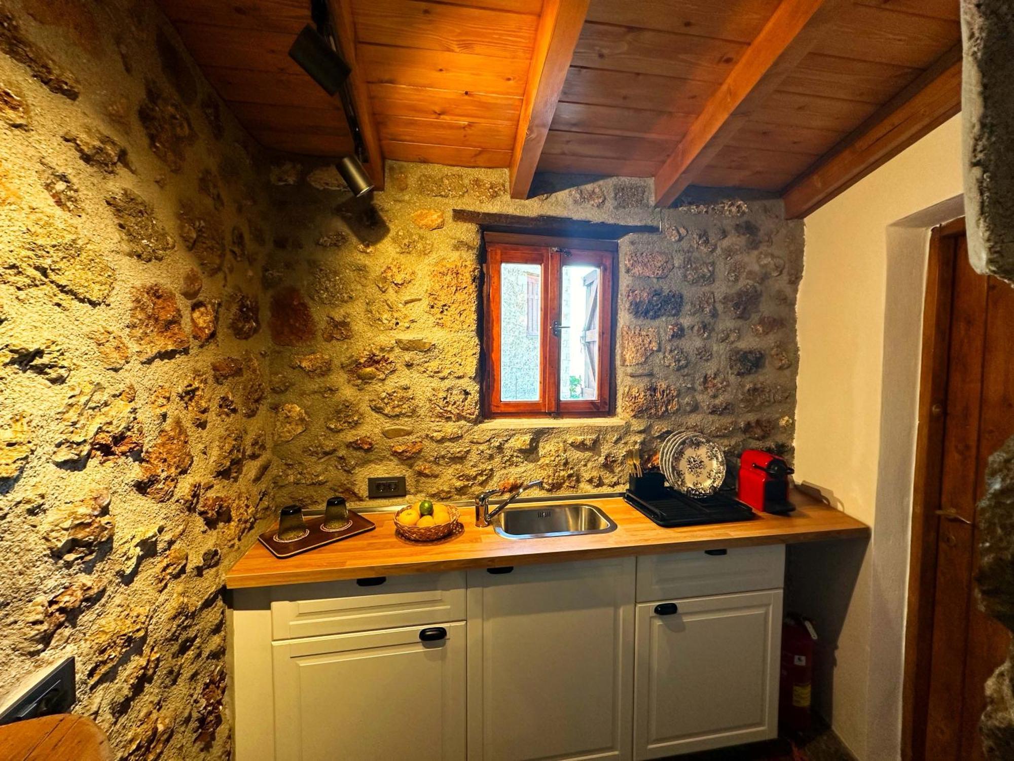 דירות Fteri Stone House In Platanos, Akrata מראה חיצוני תמונה